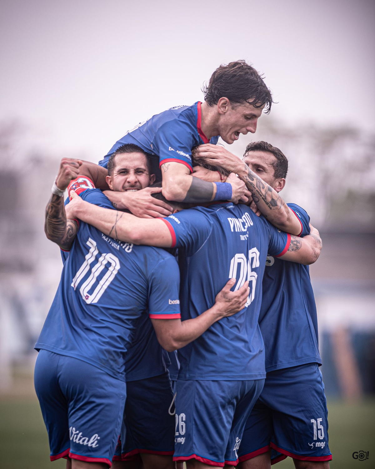 Jugadores de Lito en el abrazo del gol