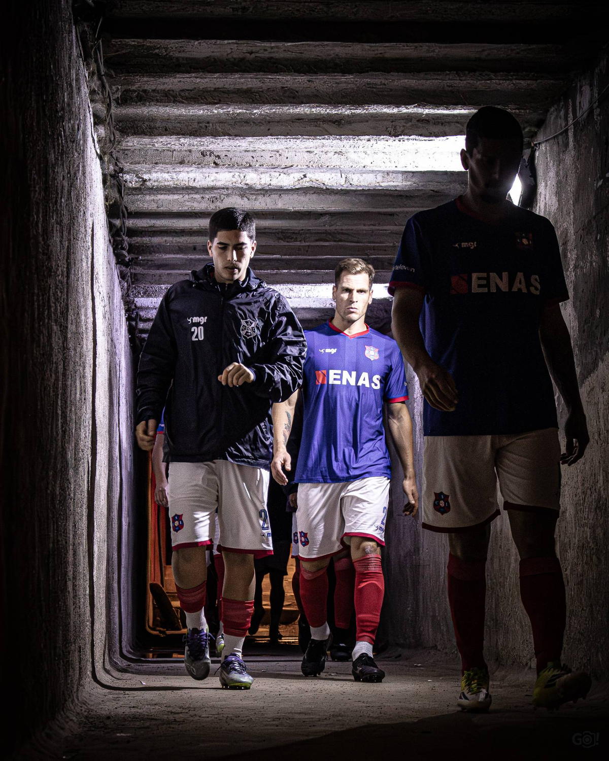 El plantel de Lito sale del túnel hacia la cancha