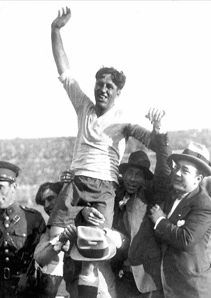José Nasazzi en andas después de la final del Mundial de 1930